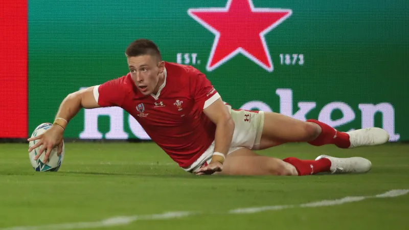 Tři pětky Adamse zajistily Walesu čtvrtfinále