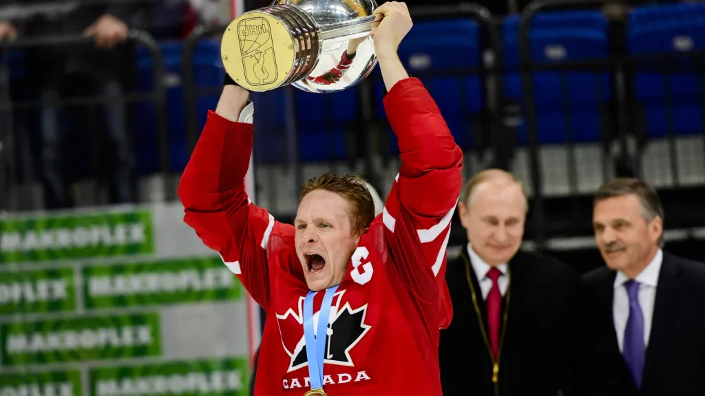 Kanadský kapitán Corey Perry s trofejí pro mistra světa