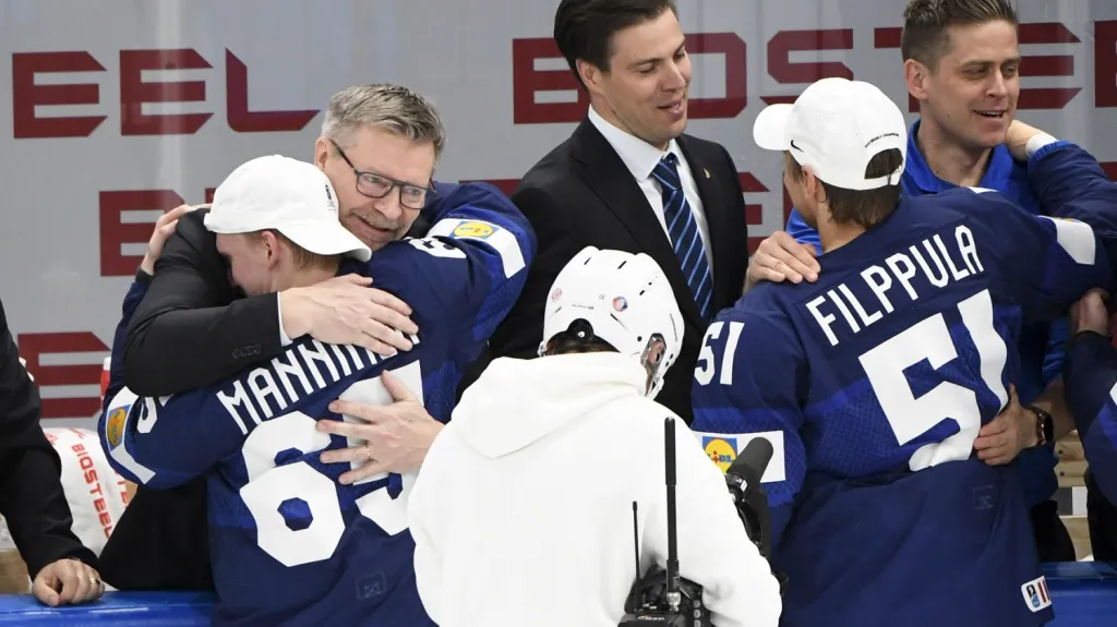 Jukka Jalonen se objímá se střelcem zlatého gólu Sakari Manninenem