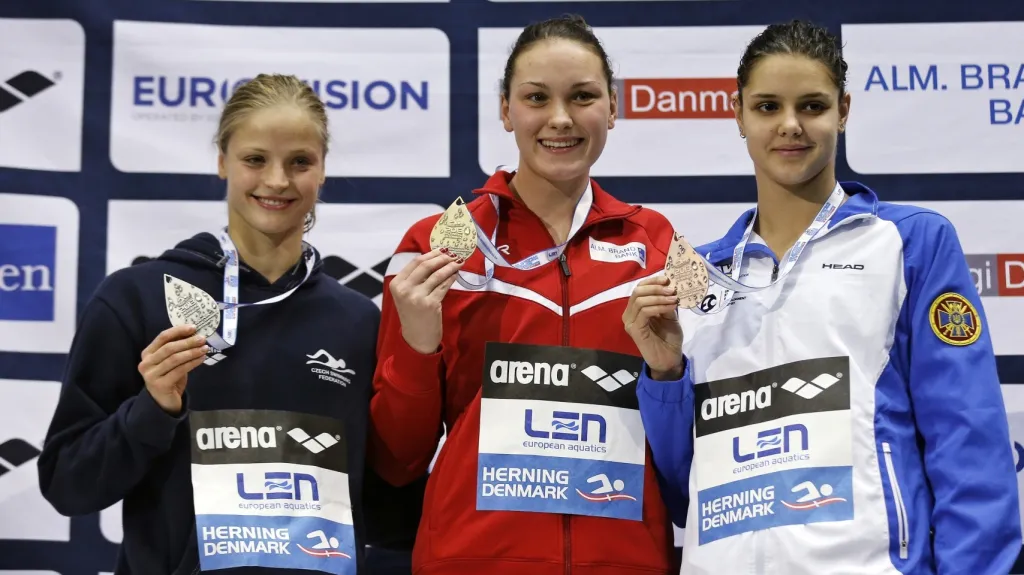 Simona Baumrtová (vlevo) na stupních vítězů ME v plavání v krátkém bazénu
