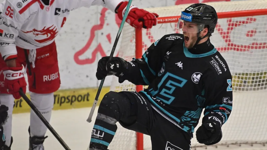 Vít Jiskra z Karlových Varů slaví třetí gól v zápase s Třincem