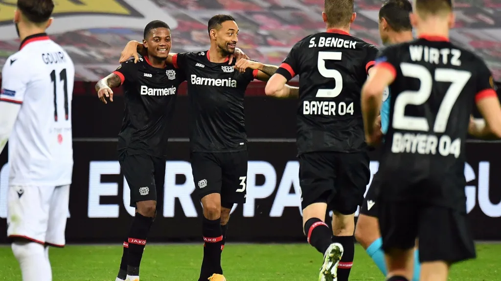 Hráči Leverkusenu se radují v utkání proti Nice