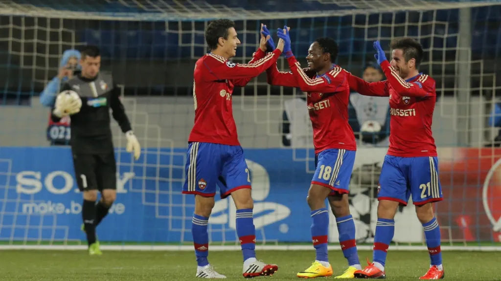 Fotbalisté CSKA slaví gól v síti Plzně