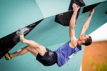 Adam Ondra na třetím boulderu v olympijském finále