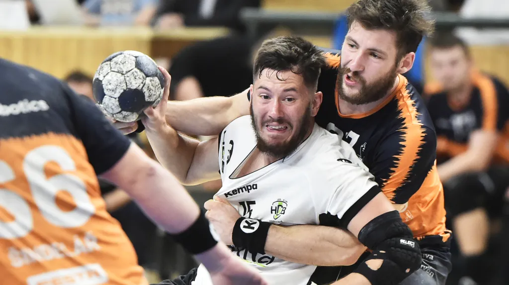 Patzela z Karviné brání Chmelík z Plzně