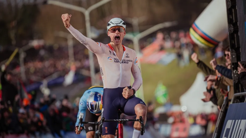 Nizozemec Mathieu van der Poel oslavuje v cíli