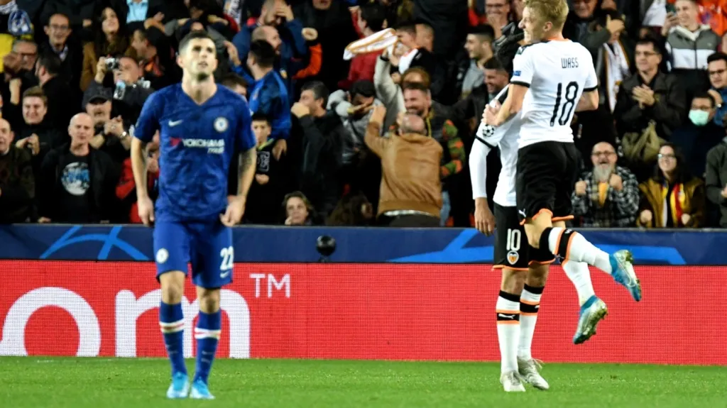 Hráči Valencie se radují z vyrovnání na 2:2 s Chelsea