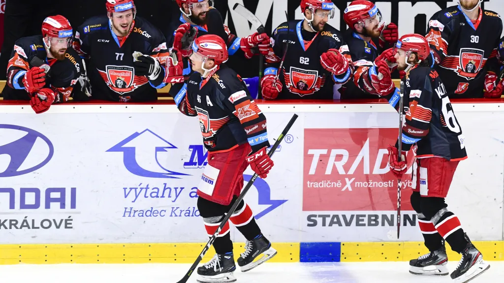 Hráči Hradce Králové slaví gól