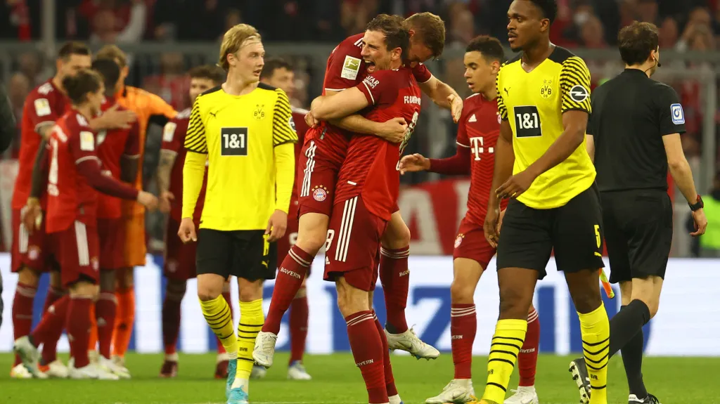 Hráči Bayernu slaví v utkání proti Dortmundu