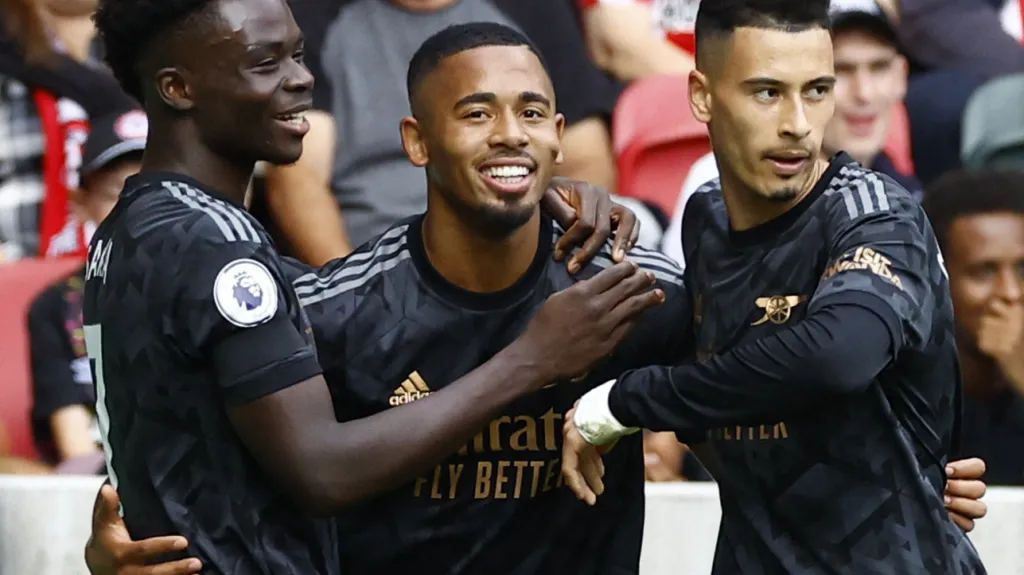 Fotbalisté Arsenalu slaví gól