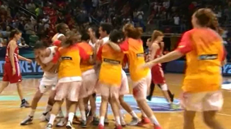 Sestřih semifinálových duelů na MS basketbalistek