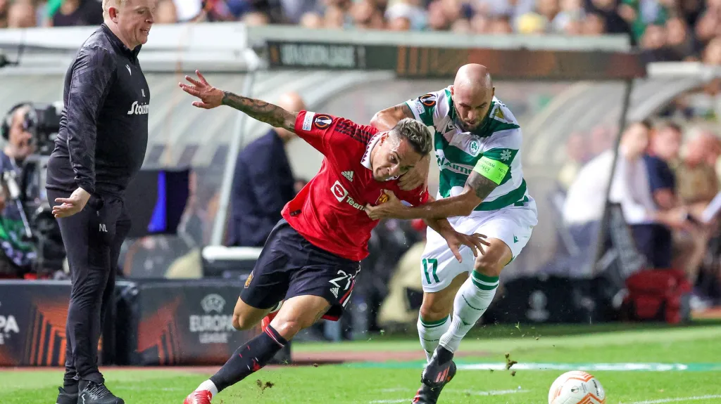 Lecjaks brání v průniku Antonymu z United