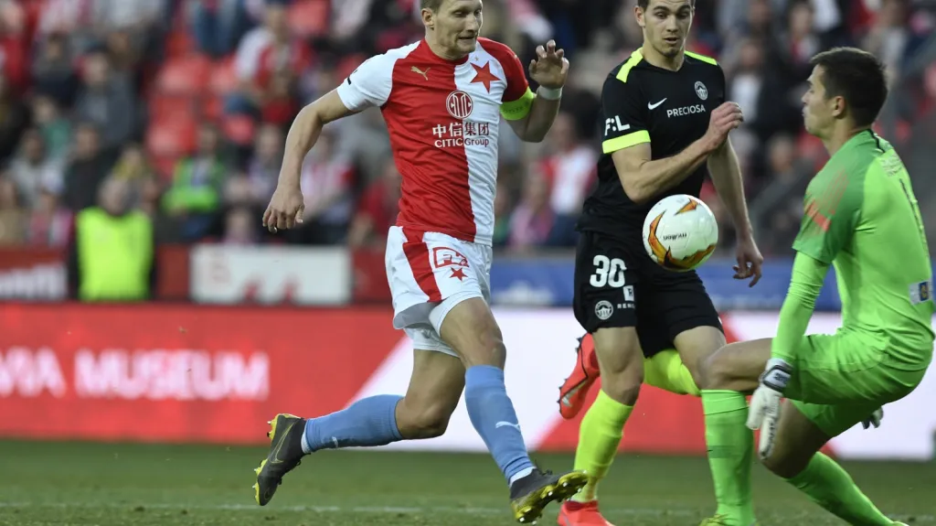 Filip Nguyen zasahuje proti Milanu Škodovi