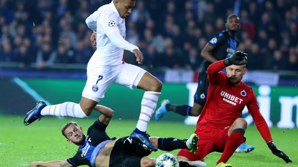 Mbappé vyšachovává obranu Brugg v zápase Ligy Mistrů