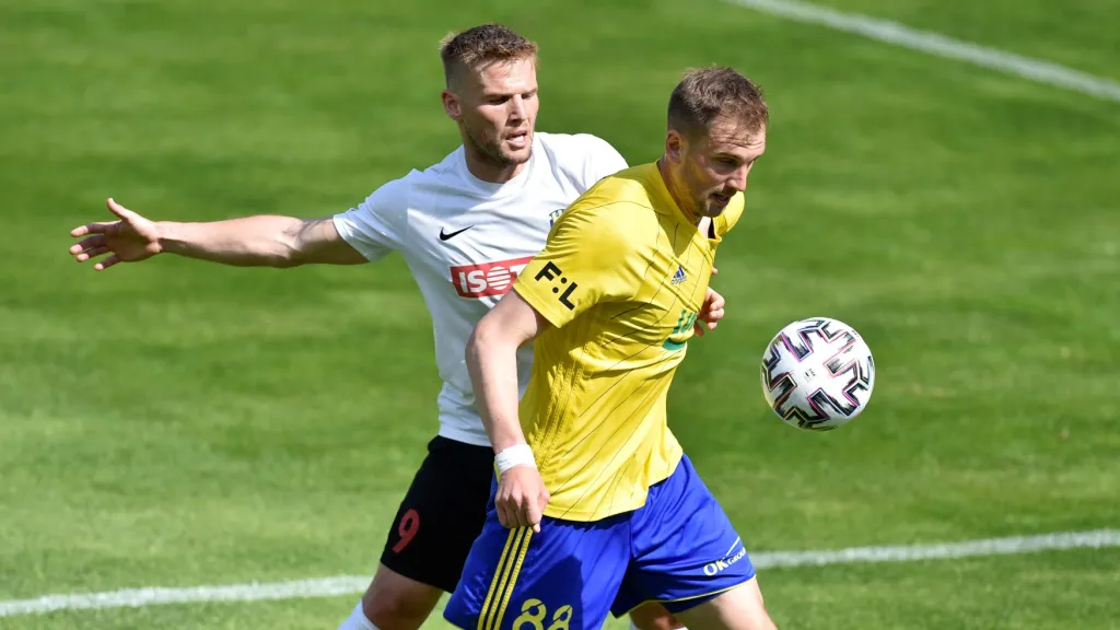 Matěj Hrabina hlídá zlínského Tomáše Poznara