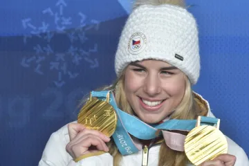 Ester Ledecká se dvěma zlatými olympijskými medailemi