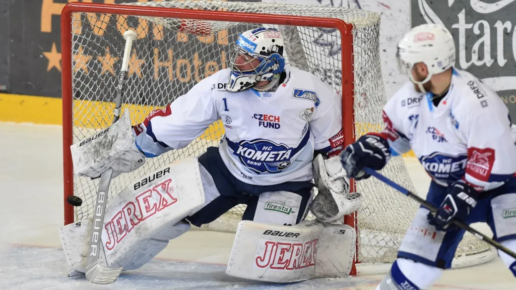 Brněnský brankář Marek Čiliak, před ním bek Jan Štencel