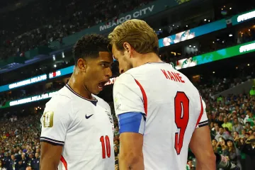 Harry Kane a Jude Bellingham slaví třetí gól Anglie v zápase s Mexikem
