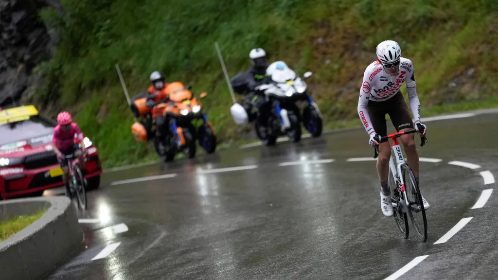 Ben O'Connor odjíždí Sergiu Higuitovi 