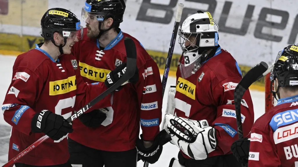 Hokejisté Sparty v čele s brankářem Jakubem Kovářem