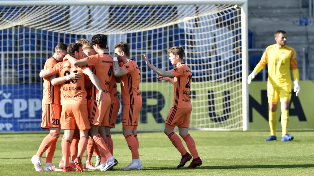 Fotbalisté Mladé Boleslavi se radují z gólu v síti Slovácka