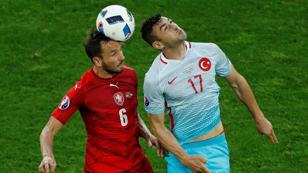 Burak Yilmaz v souboji s Tomášem Sivokem