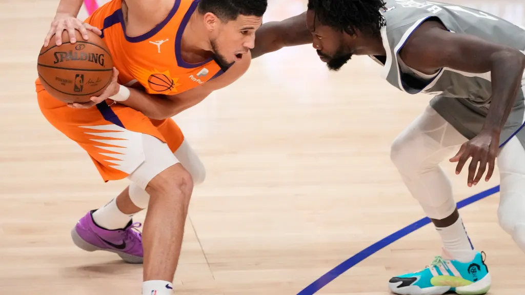 Devin Booker z Phoenixu Suns v akci proti Patrickovi Beverleymu z LA Clippers