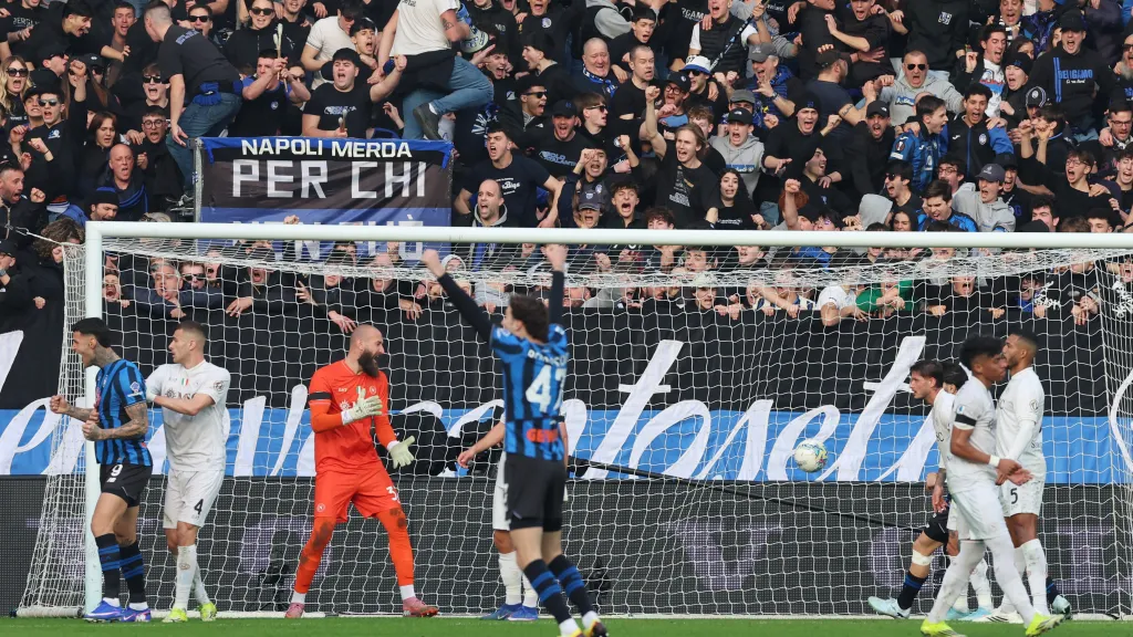 Hráči Atalanty Bergamo se radují po gólu v zápase s Neapolí