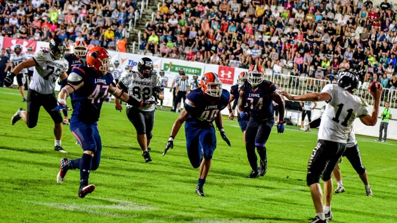 Alain Pae (90) při obranné akci