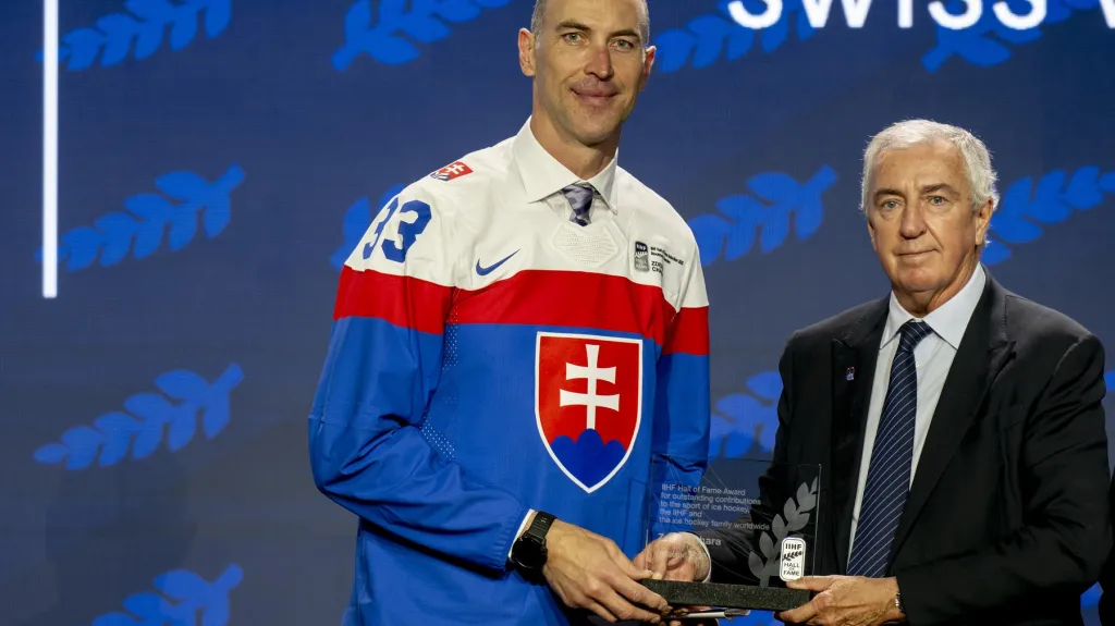 Zdeno Chára při uvedení do Síně slávy IIHF