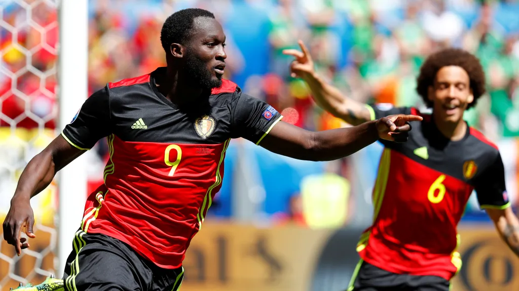 Belgičan Romelu Lukaku (vlevo) slaví vstřelenou branku