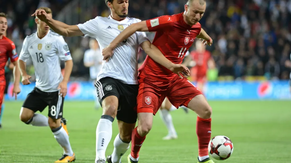 Michael Krmenčík v souboji s Matsem Hummelsem