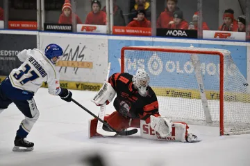 Kladenský obránce Phil Pietroniro překonává olomouckého brankáře Matěje Machovského