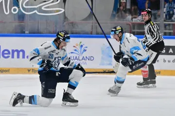 Jaromír Pytlík z Liberce (vlevo) se raduje z gólu