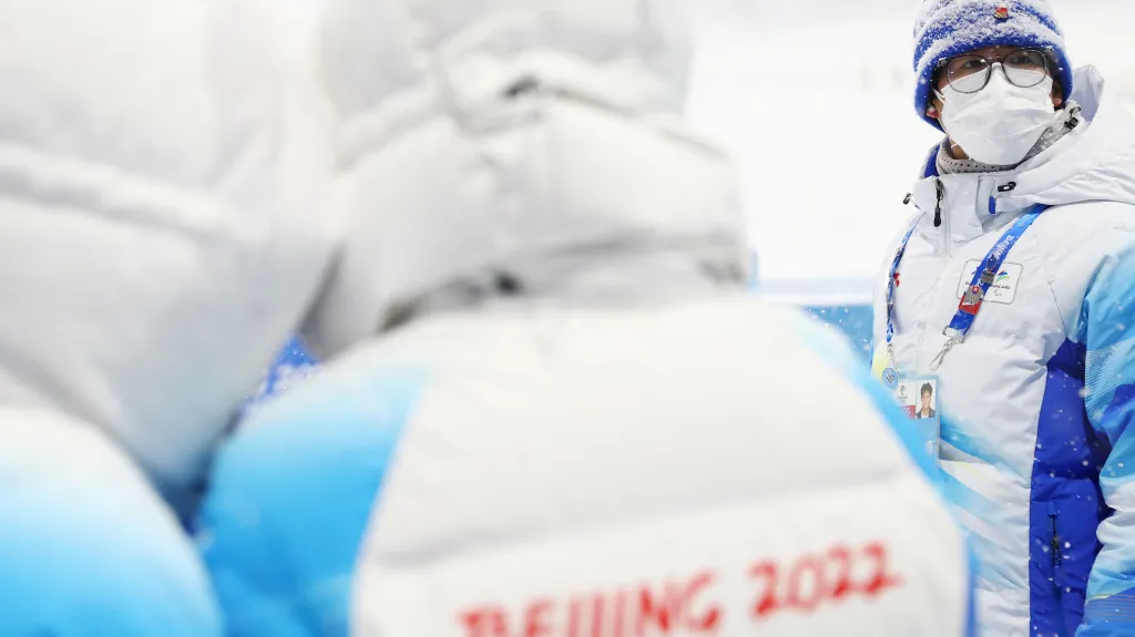 Čínští rozhodčí v olympijském biatlonovém areálu
