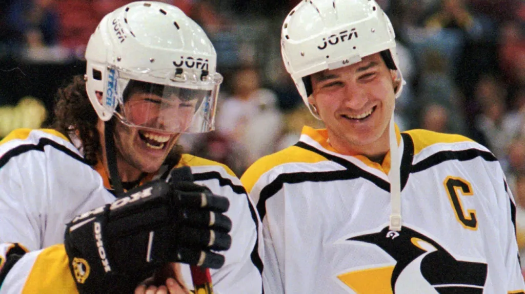 Jaromír Jágr (vlevo) a Mario Lemieux v dresu Pittsburghu