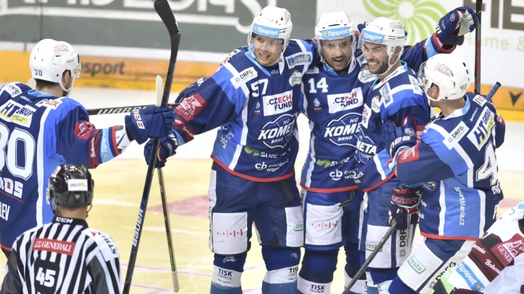 Hráči brněnské Komety oslavují gól