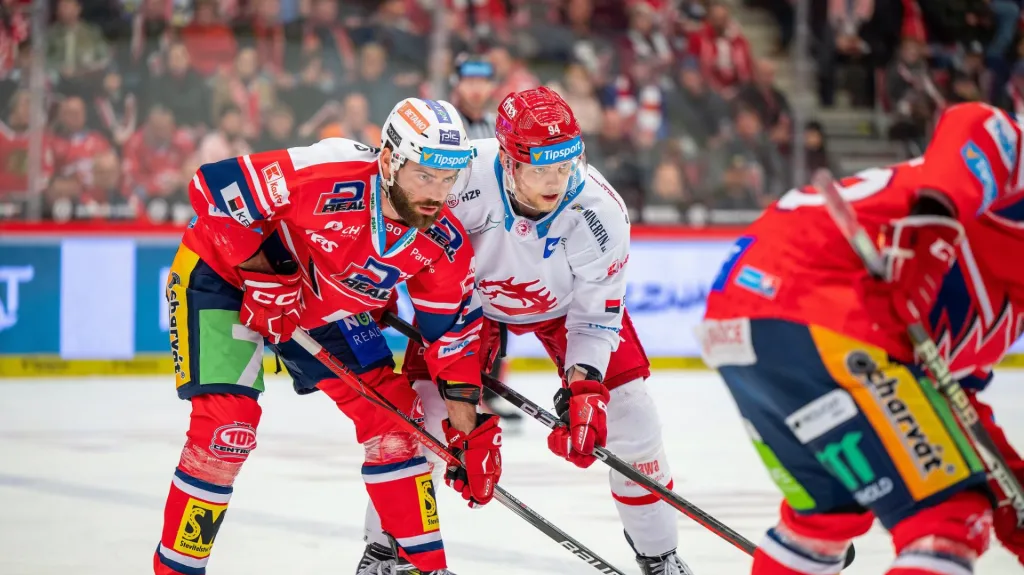 Robert Kousal z Pardubic (vlevo) a Andrej Nestrašil z Třince