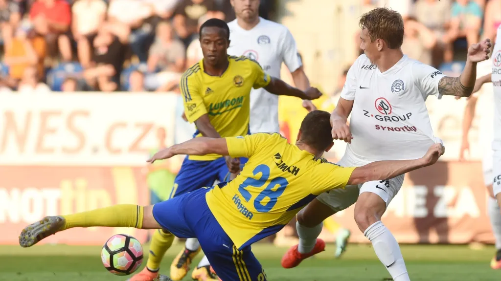 Zlínský útočník Harba v souboji s Šimkem ze Slovácka