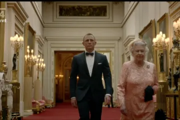 Agent 007 doprovází královnu