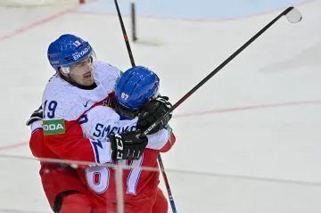 Jakub Flek se raduje s Jiřím Smejkalem