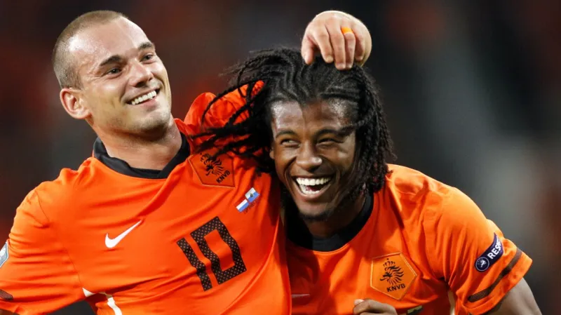 Georginio Wijnaldum se raduje s Wesleym Sneijderem z 11. gólu Nizozemska