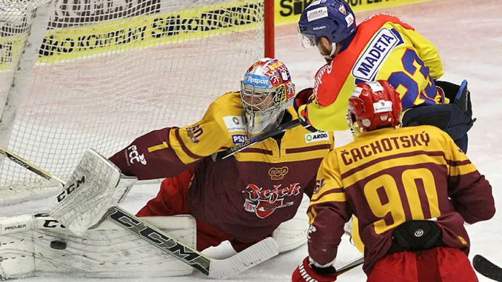 Brankář Jakub Škarek v dresu Jihlavy