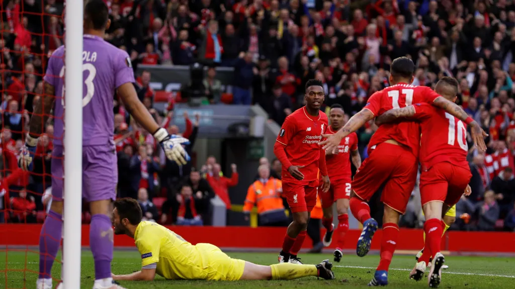 Fotbalisté Liverpoolu se radují z gólu v síti Villarrealu