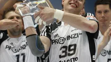 Filip Jícha s trofejí pro nejlepšího střelce