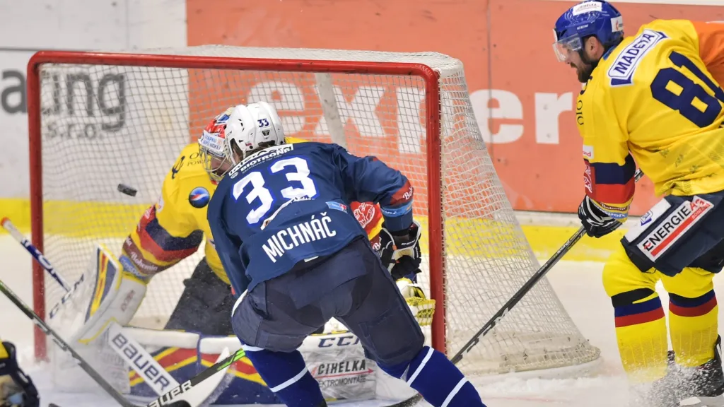 Albert Michnáč se dere do zakončení proti Budějovicím 