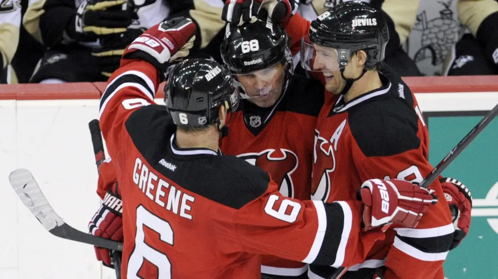 Jaromír Jágr slaví se spoluhráči