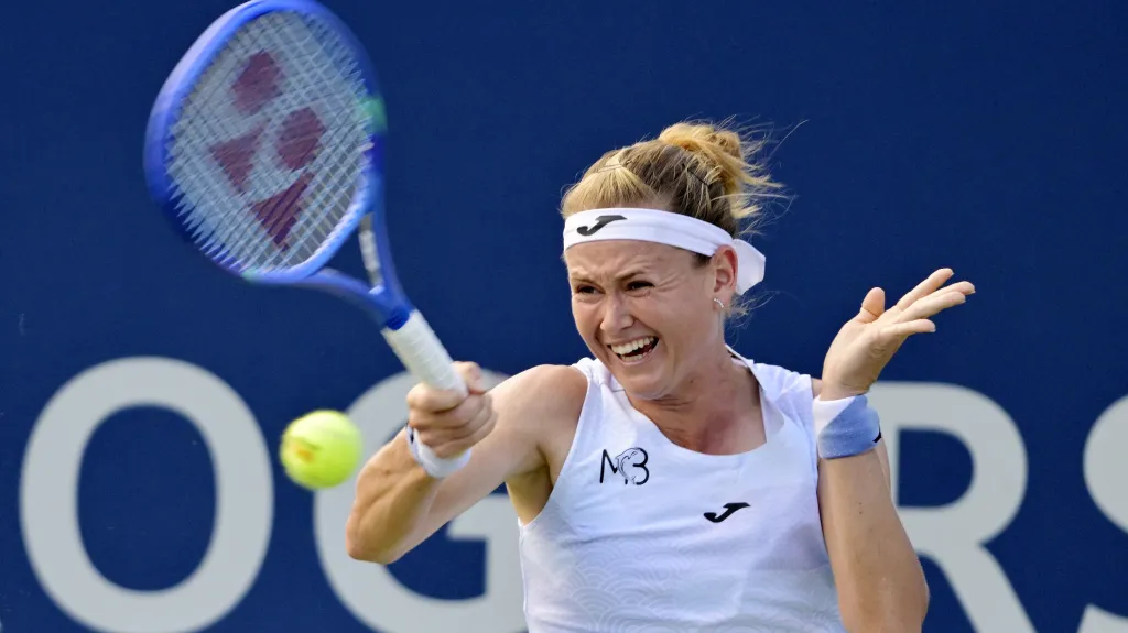 Marie Bouzková v utkání s Dianou Šnajderovou