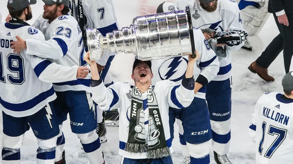 Ondřej Palát se raduje se Stanleyho pohárem