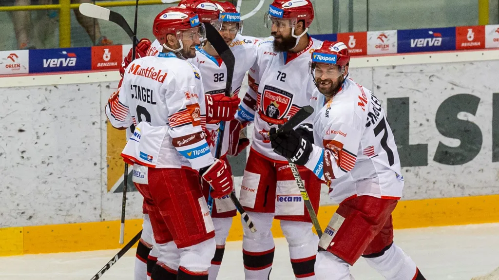 Hráči HK Mountfield se radují z gólu